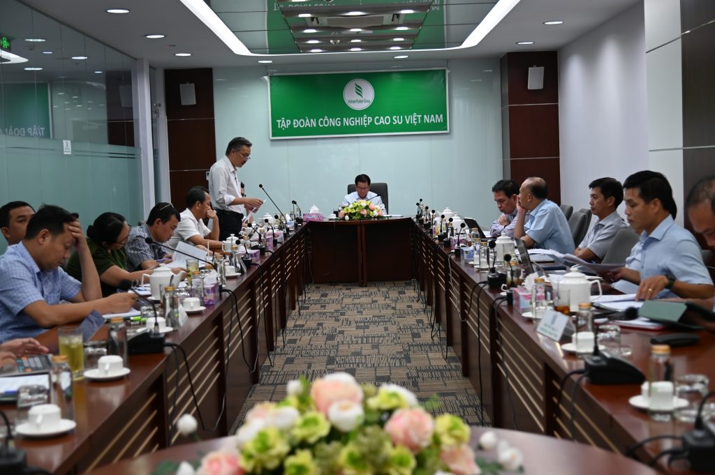 Lãnh đạo VRG đánh giá cao kết quả hoạt động 8 tháng đầu năm của các công ty cao su tại Lào